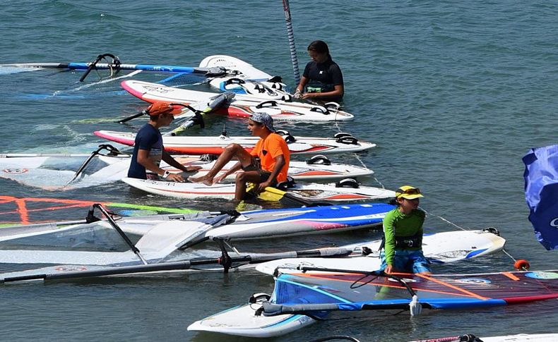 Turizm cenneti Alaçatı'da rüzgar sörfüne çocuk ilgisi