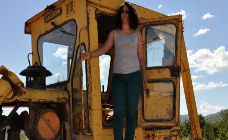 Turizm mezunu bayan, iş bulamayınca dozer operatörü olmaya karar verdi