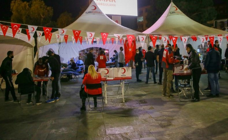 Türk Kızılay İzmir Şubesi çalışanları ve gönüllülerinden kan bağışı