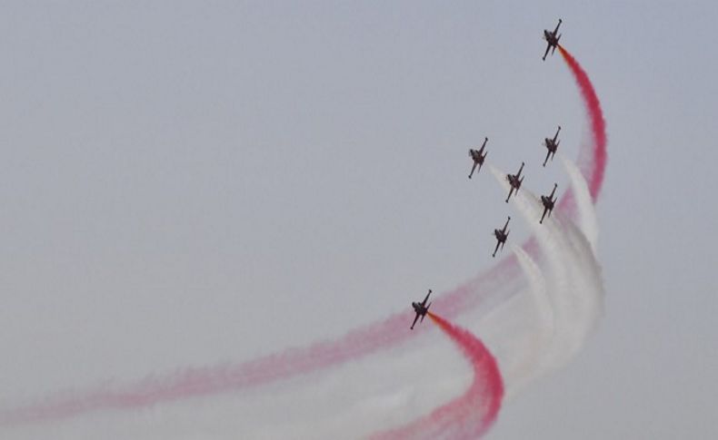 Türk Yıldızları’nın muhteşem gösteri