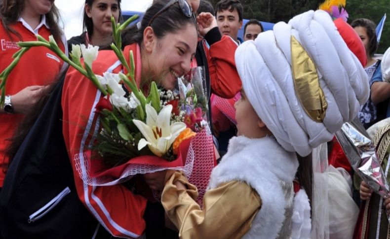 Türkçe sevdalılarını Yunus Emre'nin minik torunları karşıladı