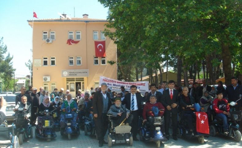 Türkoğlu Belediyesi 34 akülü engelli aracı dağıttı