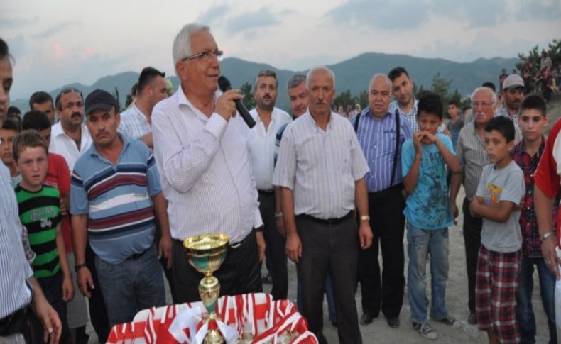 Turnuva galibine kupayı Başkan Posbıyık verdi