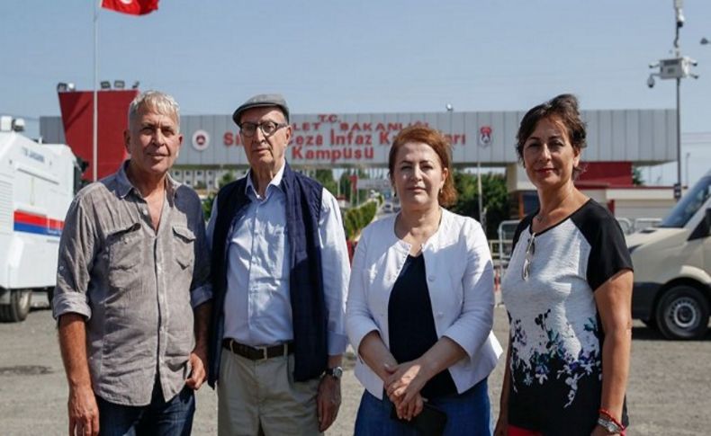 Tutuklu gazetecilerin tek tip elbise kararı