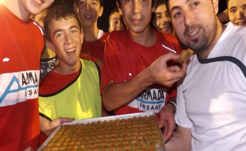 U-17 fulbolcularından hocalarına doğum günü sürprizi