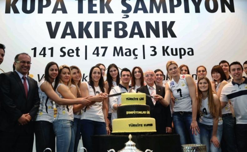 Üç kupayı birden kaldıran Vakıfbank, basınla buluştu