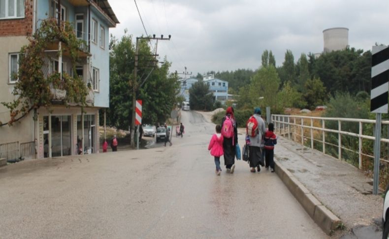 Üç okul ve üç köyün kullandığı köprünün yarısı uçuruma çıkıyor