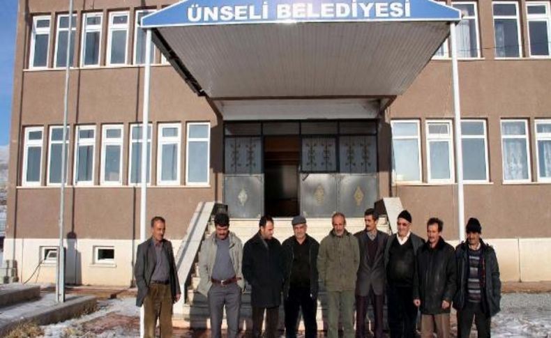 Ücretlerini Alamayan Işçiler; 'mağduruz', Belediye Başkani; 'çok Üzgünüm'