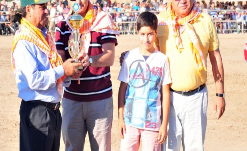 Ula'da boğalar spor kulübü yararına güreşti