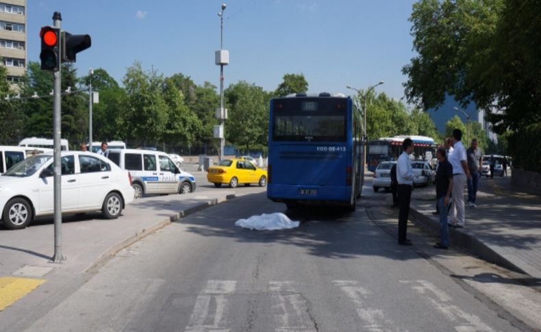 Üniversite öğrencisi, belediye otobüsünün altında can verdi