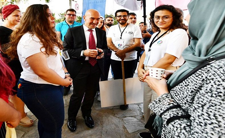 Üniversiteli gençleri Başkan Soyer karşıladı