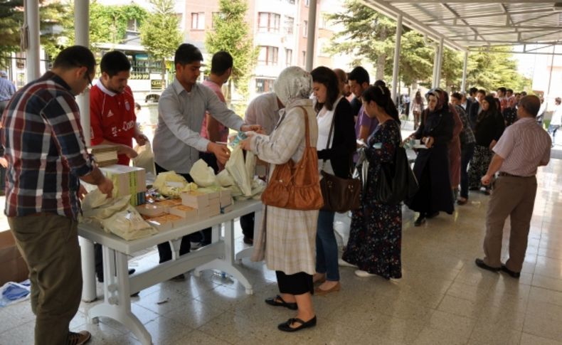 Üniversiteliler, mezuniyetlerini Mevlit okutarak kutladı
