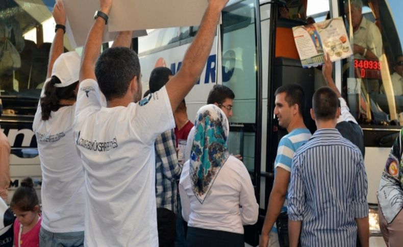 Üniversiteye kayıt için gelen gençleri EÇEV ve ÇYDD karşılıyor