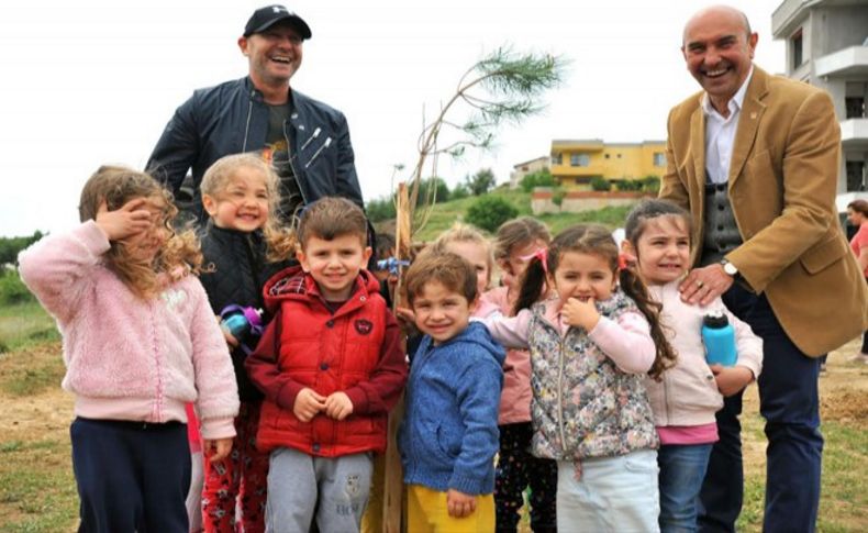 Ünlü yönetmen İzmir'de fidan dikti