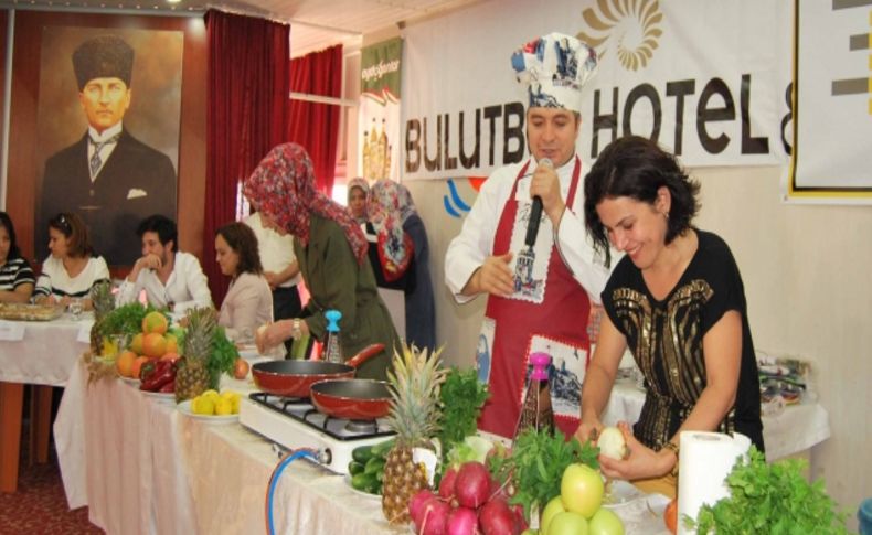 Ünlü aşçı Oktay Usta Mut'ta ilgiyle karşılandı.