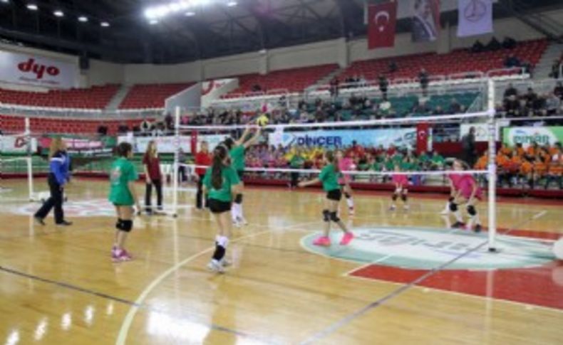 Minik voleybolcular şenlikte buluştu