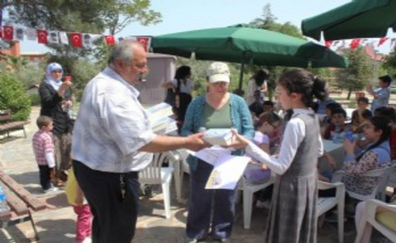 Karabağlar’da kitap kurtlarına ödül