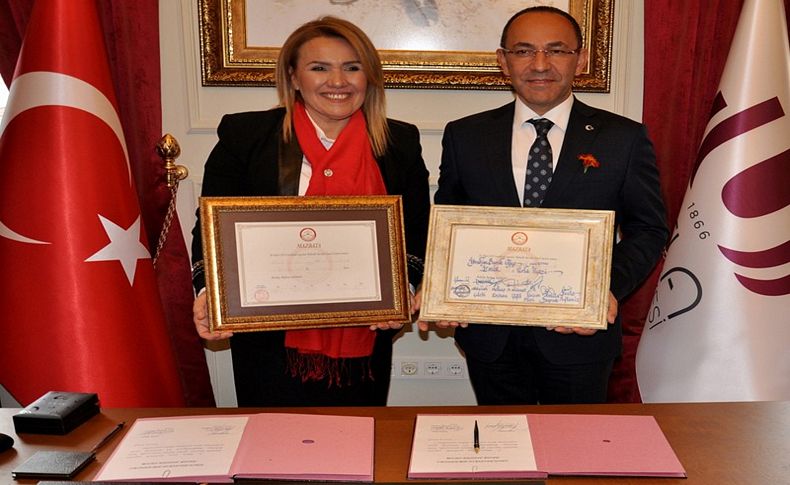Urla Belediye Başkanı Oğuz, görevi devraldı