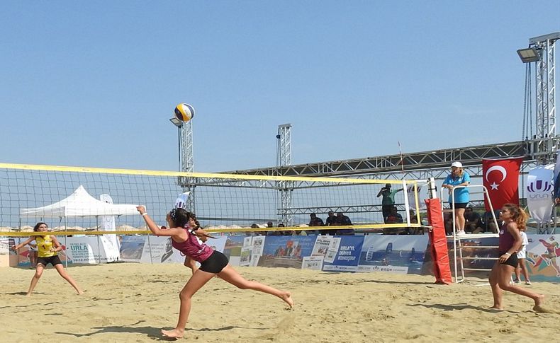 Urla'da plaj voleybolu heyecanı