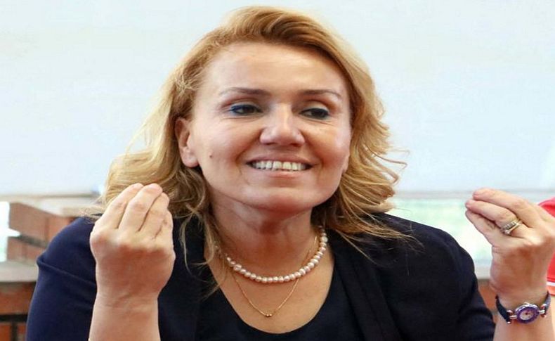 Urla'da Sibel Uyar dosyasını teslim ediyor