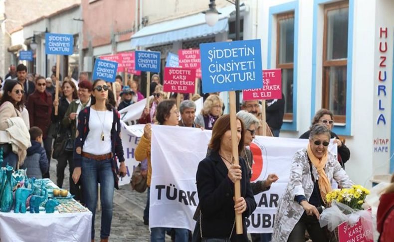 Urlalı kadınlar şiddete karşı yürüdü
