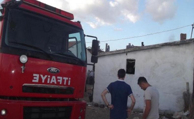 Uşak'ta Iki Ev Yandi