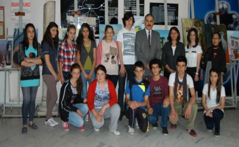 Uşak’ta öğrencilerin yaptığı resimler müzede görücüye çıktı