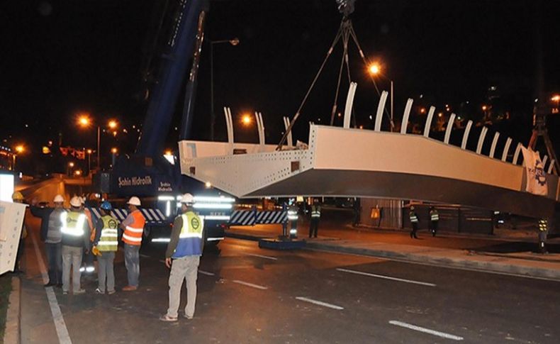 Konak Yaya Üst Geçidi'nin montajı tamamlandı