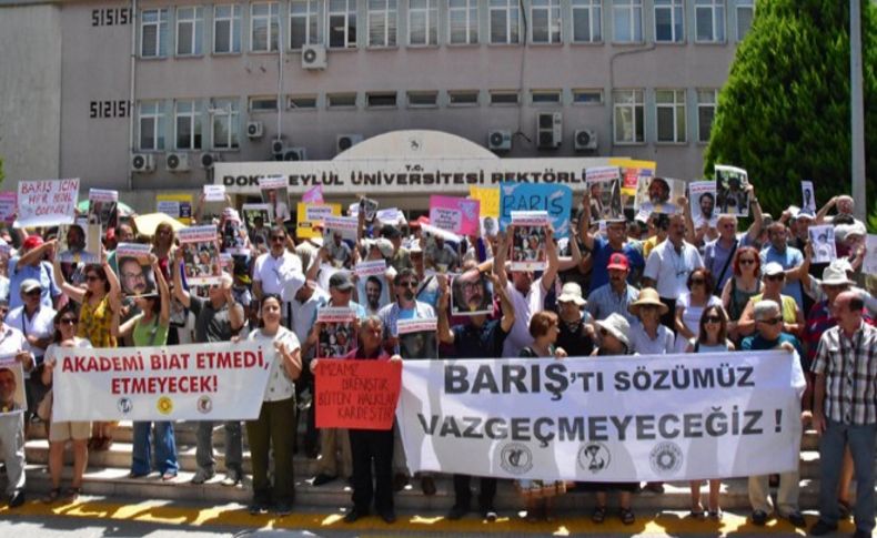 Uzaklaştırılan akademisyenlere destek