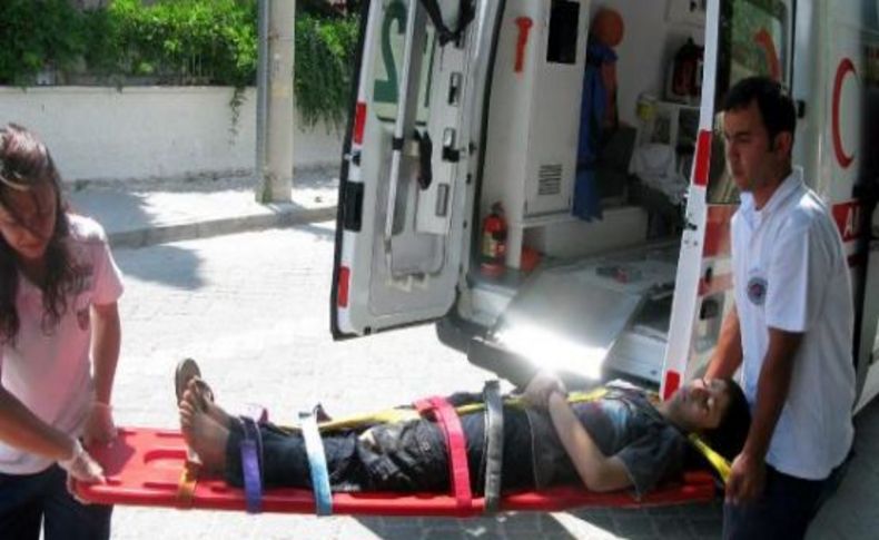 Üzerine 100 kiloluk demir kapı devrildi