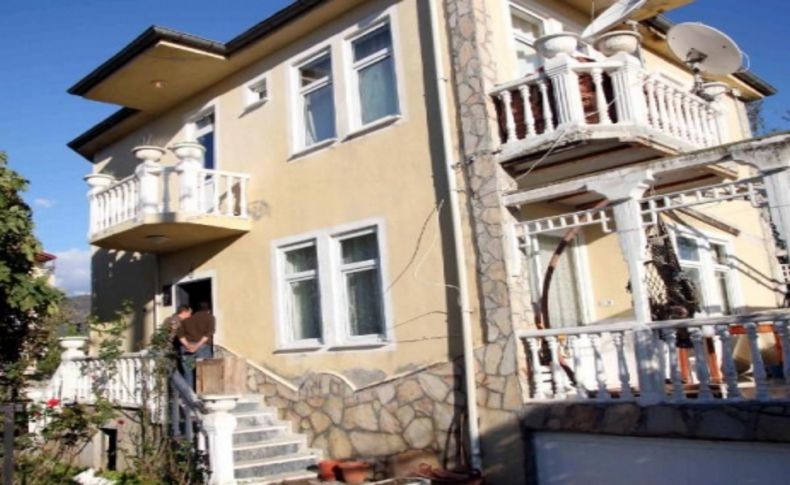 Üzerine düşen buzdolabının altında kalarak öldü