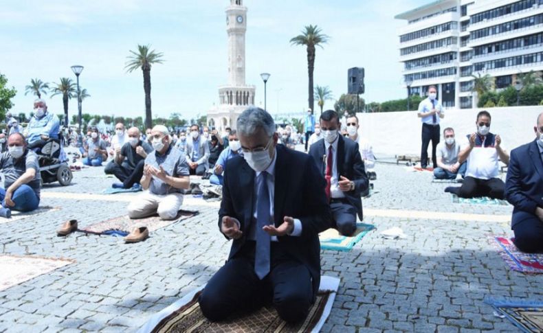 Vali Ayyıldız vatandaşlarla birlikte Cuma Namazı kıldı