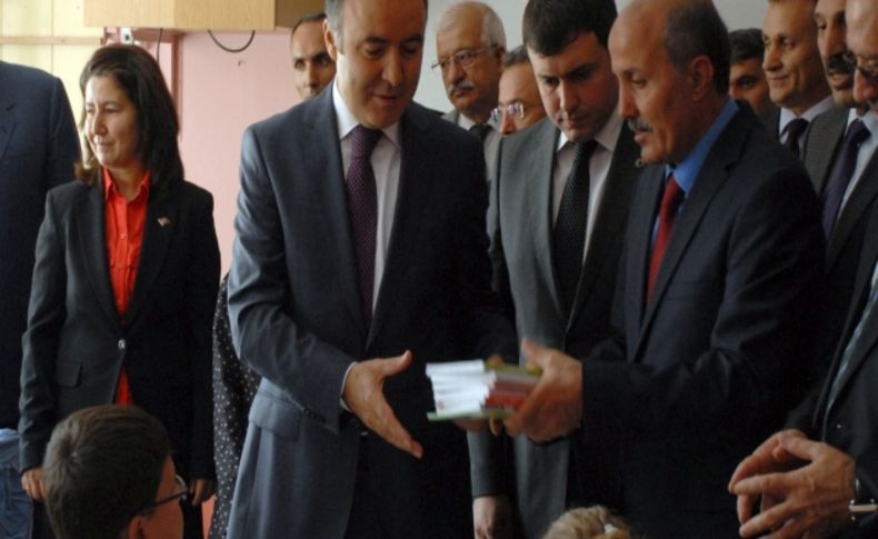 Vali Altıparmak Erzuru'da ilk ders zilini çaldı