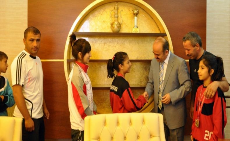 Vali Aydın, başarılı sporcuları altınla ödüllendirdi