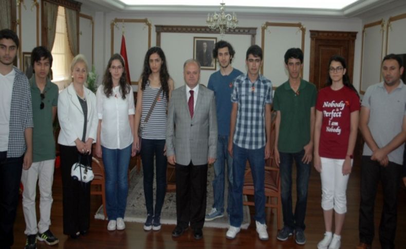 Vali Çakacak, LYS'de dereceye giren öğrencileri ödüllendirdi