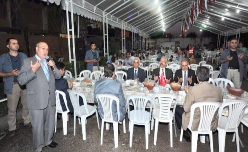 Vali Cerrah, Cumhuriyet Meydanında vatandaşlarla iftar yaptı