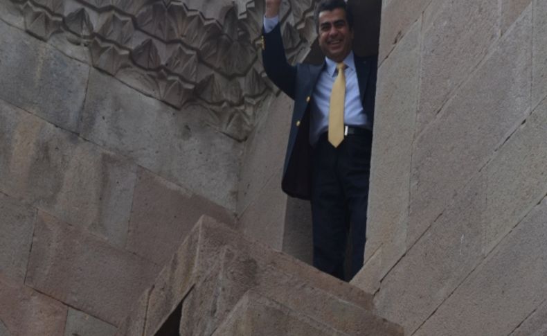 Vali Düzgün tarihi kervansarayın dik merdivenlerinden tırmandı