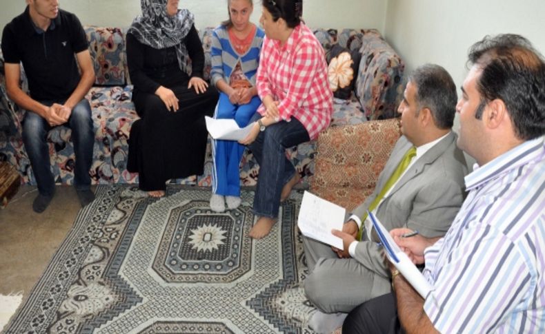Vali eşi, ihtiyaç sahiplerini ziyaret ediyor