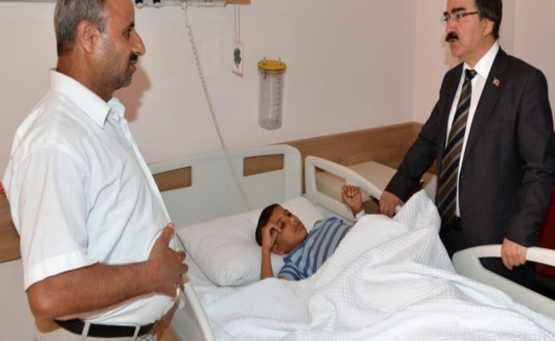 Vali, göstericiler tarafından köprüden atıldığı iddia edilen çocuğu ziyaret etti
