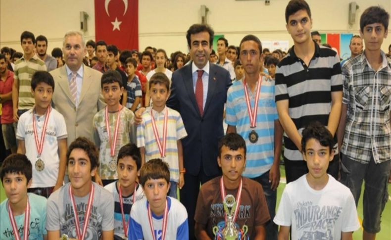 Vali Güzeloğlu başarılı sporcuları ve takımları ödüllendirdi