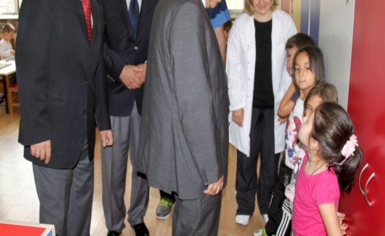 Vali Karahan Cumhuriyet Ortaokulu'nu ziyaret etti