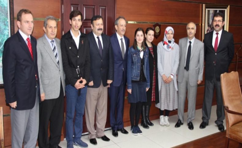 Vali Karahan dereceye giren öğrencileri ödüllendirdi