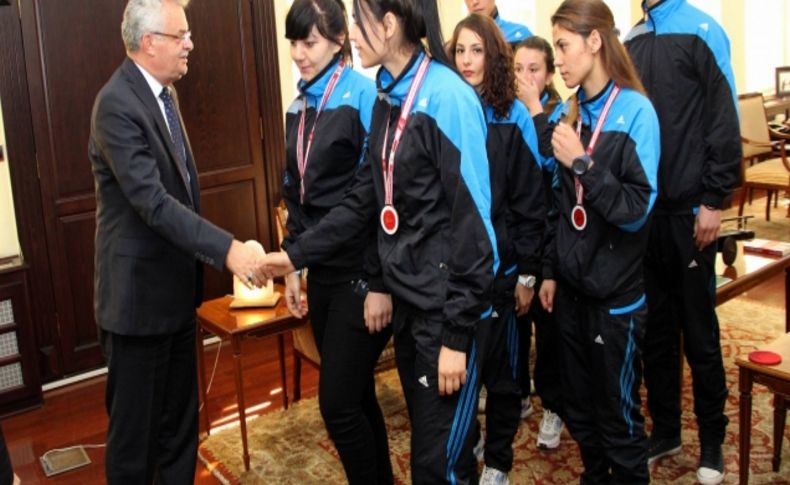 Vali Özcan başarılı sporcuları ödüllendirdi