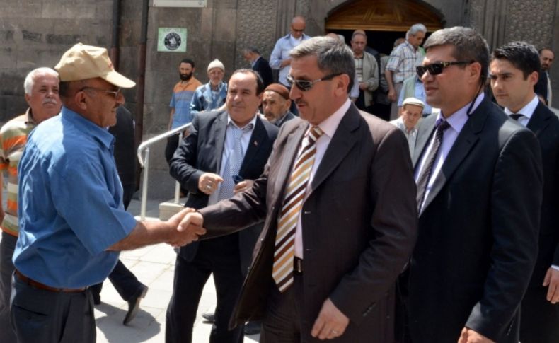 Vali Şerif Yılmaz, vatandaşlarla vedalaştı