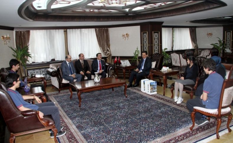 Vali Topaca, Erkullu öğrencileri kabul etti