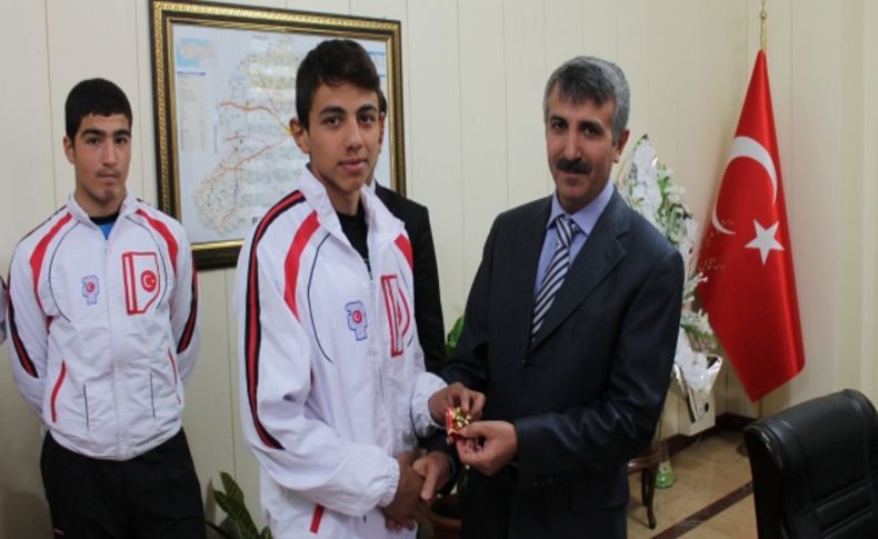 Vali Ünlüer, başarılı sporcuları ödüllendirdi
