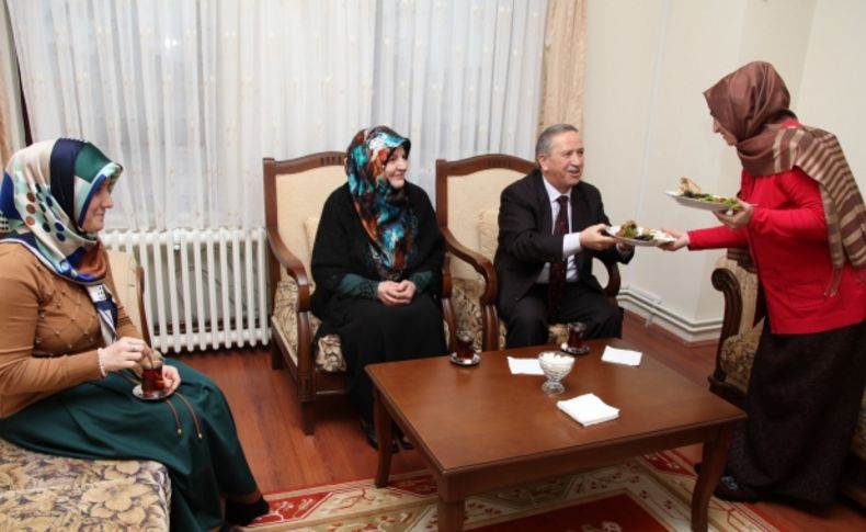 Vali ve belediye başkanı eşlerinin yaptığı pasta ile komşularını ziyarete gitti