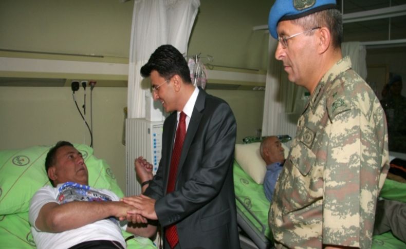Vali Vekili Uyanık, hastanede vatandaşlarla bayramlaştı