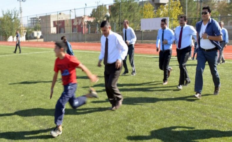 Vali Yılmaz Arslan, çocuklarla atletizm yarışması yaptı