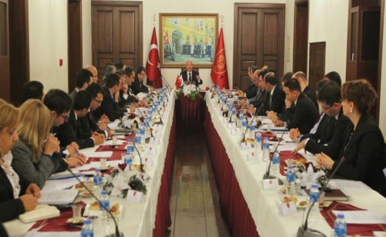 Vali Yüksel, kaymakamlardan takım oyunu oynamalarını istedi
